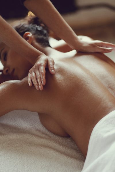 african-american-kobieta-odbiera-relaksujacy-masaz-w-spa